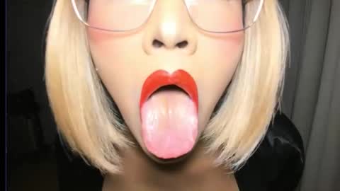 Snapshot of aqueenofcumxx chatting on 10.12.25 Alicia online show from 10.12.25