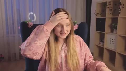 Snapshot of aracelieovaldi chatting on 12.14.25 Valentina online show from 12.14.25