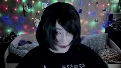 Snapshot of ari_corn chatting on 11.23.25 Ahri online show from 11.23.25