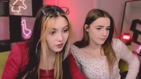 Snapshot of aria_moo chatting on 10.18.25 Luna online show from 10.18.25