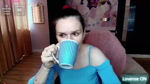 Snapshot of ariagrays chatting on 06.17.26 AriaGray online show from 06.17.26