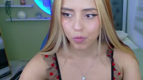 Snapshot of ariah_cute chatting on 06.17.26 ariah_cute online show from 06.17.26