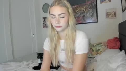 Snapshot of ariah_is_blonde chatting on 10.01.25 Ariah online show from 10.01.25