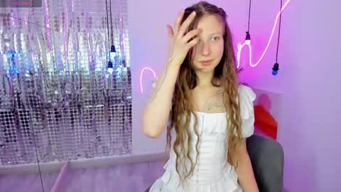 Snapshot of ariana_kin chatting on 12.16.25 Ariana online show from 12.16.25