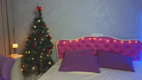 Snapshot of ariana_petite chatting on 12.25.24 Ariana online show from 12.25.24