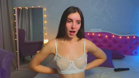 Snapshot of ariana_petite chatting on 01.22.25 Ariana online show from 01.22.25