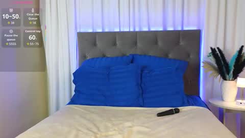 Snapshot of ariana_petite chatting on 11.10.25 Ariana online show from 11.10.25