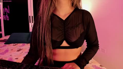 Snapshot of ariana_villada chatting on 01.20.25 Ari online show from 01.20.25