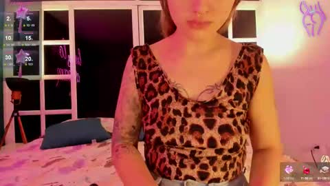 Snapshot of ariana_villada chatting on 01.22.25 Ari online show from 01.22.25