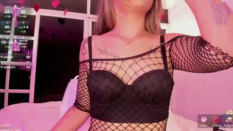 Snapshot of ariana_villada chatting on 02.19.25 Ari online show from 02.19.25