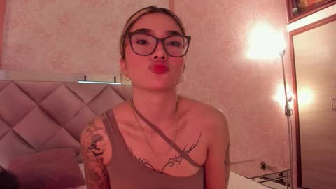 Snapshot of ariana_villada chatting on 10.22.25 Ari online show from 10.22.25