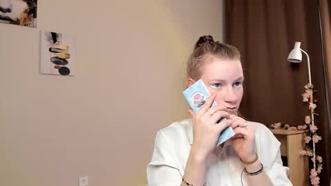 Snapshot of arianaabramek chatting on 03.04.26 Alice online show from 03.04.26