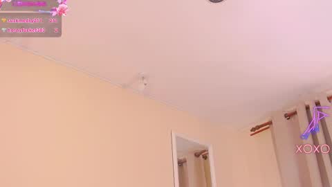 Snapshot of arianacroft_ chatting on 03.11.25 Ariana online show from 03.11.25