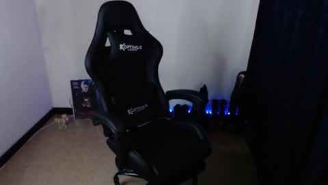 help me 100 hands up my OF is Free  online show from 02.15.26