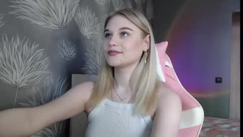 Snapshot of ariavelvets chatting on 05.15.26 ariavelvets online show from 05.15.26