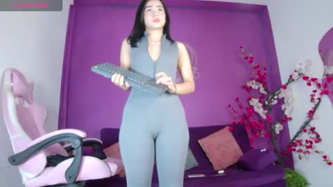 Snapshot of arii_moon chatting on 11.23.25 Ari online show from 11.23.25