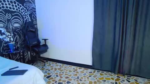 Snapshot of arii_moon chatting on 12.04.25 Ari online show from 12.04.25