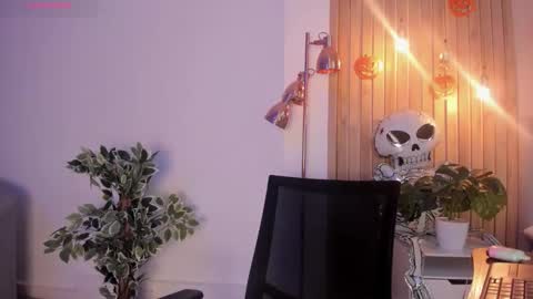 Snapshot of arirobert_ chatting on 10.22.25 Ari Robert online show from 10.22.25