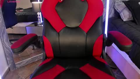 Snapshot of arirobert_ chatting on 10.31.25 Ari Robert online show from 10.31.25