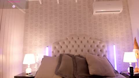 Snapshot of arirobert_ chatting on 12.16.25 Ari Robert online show from 12.16.25