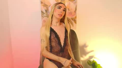 Snapshot of arivega chatting on 05.12.26 Nice to meet you thumb up me please its important I LOOK MY BIO DOWN online show from 05.12.26