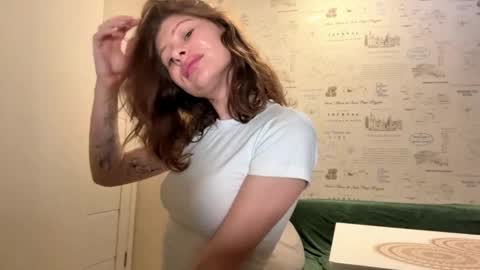 Snapshot of arlaselders chatting on 11.09.25 Viki online show from 11.09.25