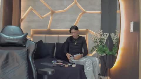 Arohom Lester online show from 11.16.25