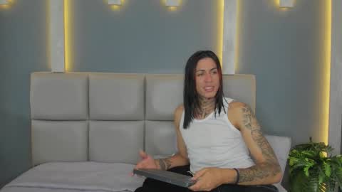 Arohom Lester online show from 11.21.25