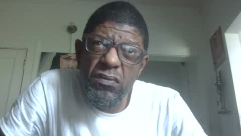 Snapshot of arteblazze chatting on 10.25.25 Arteblazze not daddy boy bitch or nigga online show from 10.25.25