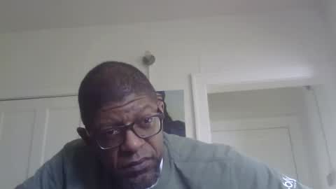 Snapshot of arteblazze chatting on 11.10.25 Arteblazze not daddy boy bitch or nigga online show from 11.10.25