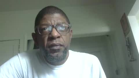 Snapshot of arteblazze chatting on 11.11.25 Arteblazze not daddy boy bitch or nigga online show from 11.11.25