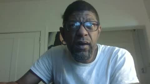 Snapshot of arteblazze chatting on 11.20.25 Arteblazze not daddy boy bitch or nigga online show from 11.20.25