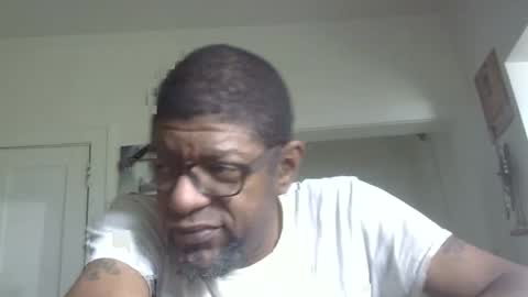 Snapshot of arteblazze chatting on 11.24.25 Arteblazze not daddy boy bitch or nigga online show from 11.24.25