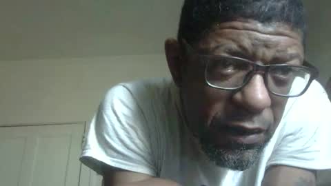 Snapshot of arteblazze chatting on 12.18.25 Arteblazze not daddy boy bitch or nigga online show from 12.18.25