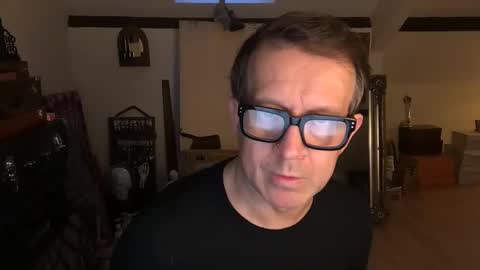 Snapshot of artisterotic chatting on 12.22.25 artisterotic online show from 12.22.25