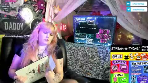 Snapshot of artsyheartsyy chatting on 05.02.26 ArtsyHeartsyy online show from 05.02.26