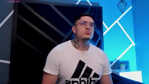 Snapshot of arturfrostt chatting on 12.16.25 Artur online show from 12.16.25