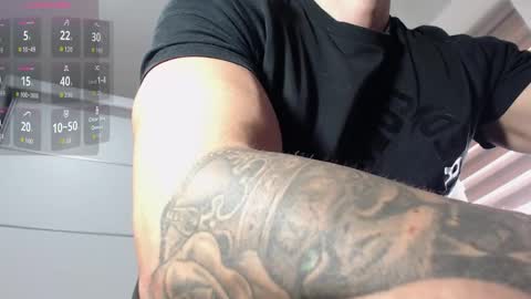 Snapshot of aryanaian1 chatting on 10.18.25 AryanAian1 online show from 10.18.25