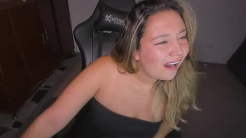 ash_smith1 online show from 11.14.25