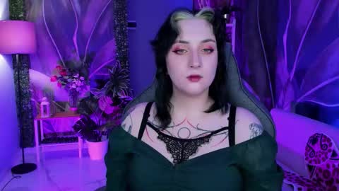 Snapshot of asheluck chatting on 10.09.25 AshleyAshe online show from 10.09.25