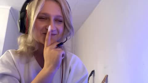 Snapshot of ashelyparcell chatting on 12.04.25 July online show from 12.04.25