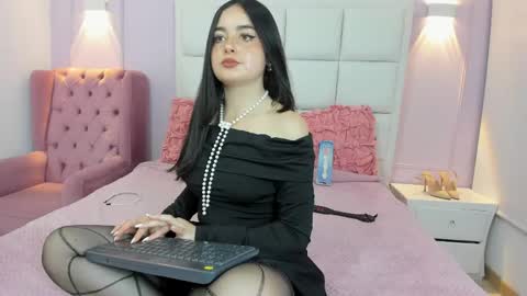 Snapshot of ashley_petit chatting on 05.10.26 ashley_petit online show from 05.10.26