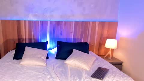 Ashley Santoss online show from 09.11.25