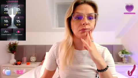 Snapshot of ashleystorms chatting on 09.25.25 AshleyStorms online show from 09.25.25