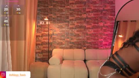 Snapshot of ashleyyfox_ chatting on 11.16.25 Ashley Fox online show from 11.16.25