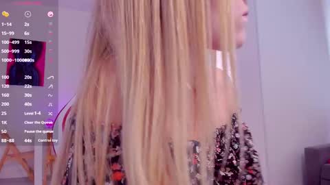 Snapshot of askcaroline chatting on 03.08.25 Caroline online show from 03.08.25