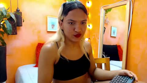 Snapshot of aslyhernandez chatting on 01.08.25 ASLY online show from 01.08.25