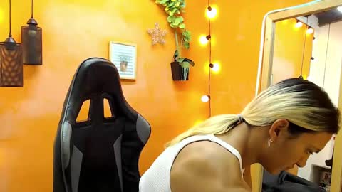 Snapshot of aslyhernandez chatting on 01.25.25 ASLY online show from 01.25.25