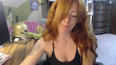 Snapshot of astraeasiren chatting on 09.12.25 AstraeaSiren online show from 09.12.25