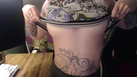 Snapshot of astraeasiren chatting on 10.09.25 AstraeaSiren online show from 10.09.25